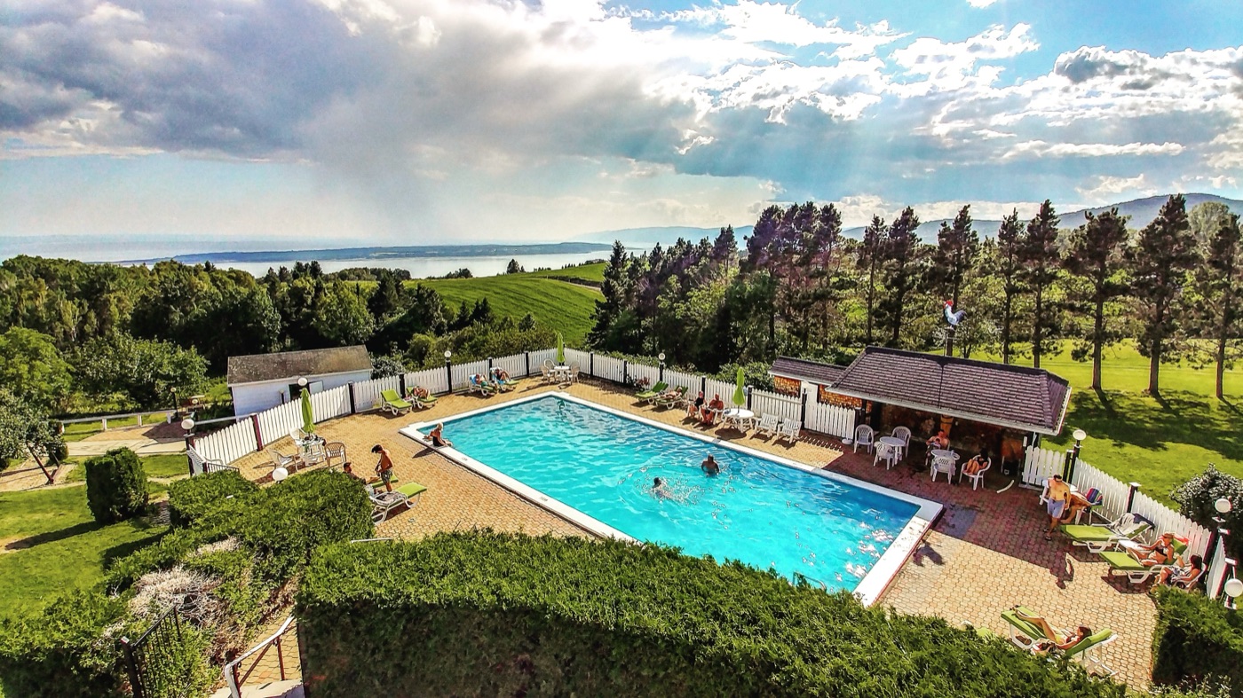 Piscine ext&eacute;rieure avec vue sur le fleuve