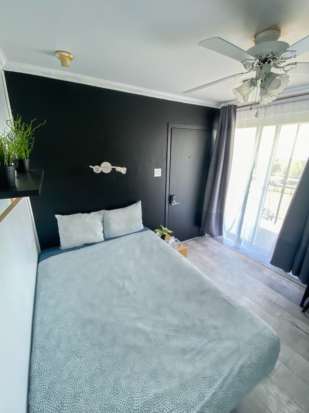 Hostel room with charm and balcony view