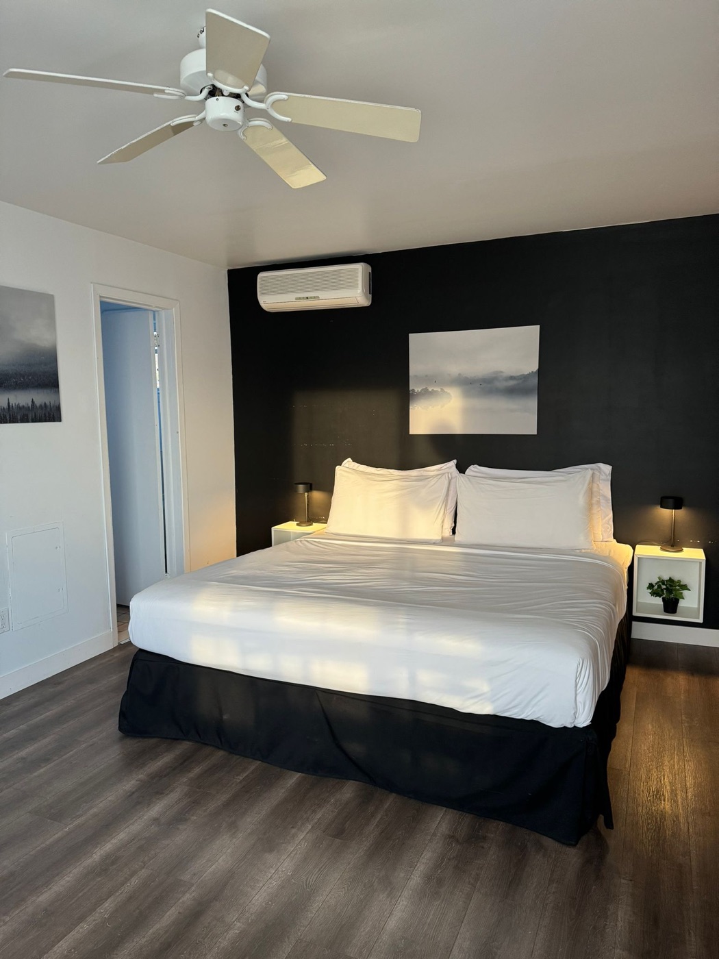 King room with accent wall and modern decor